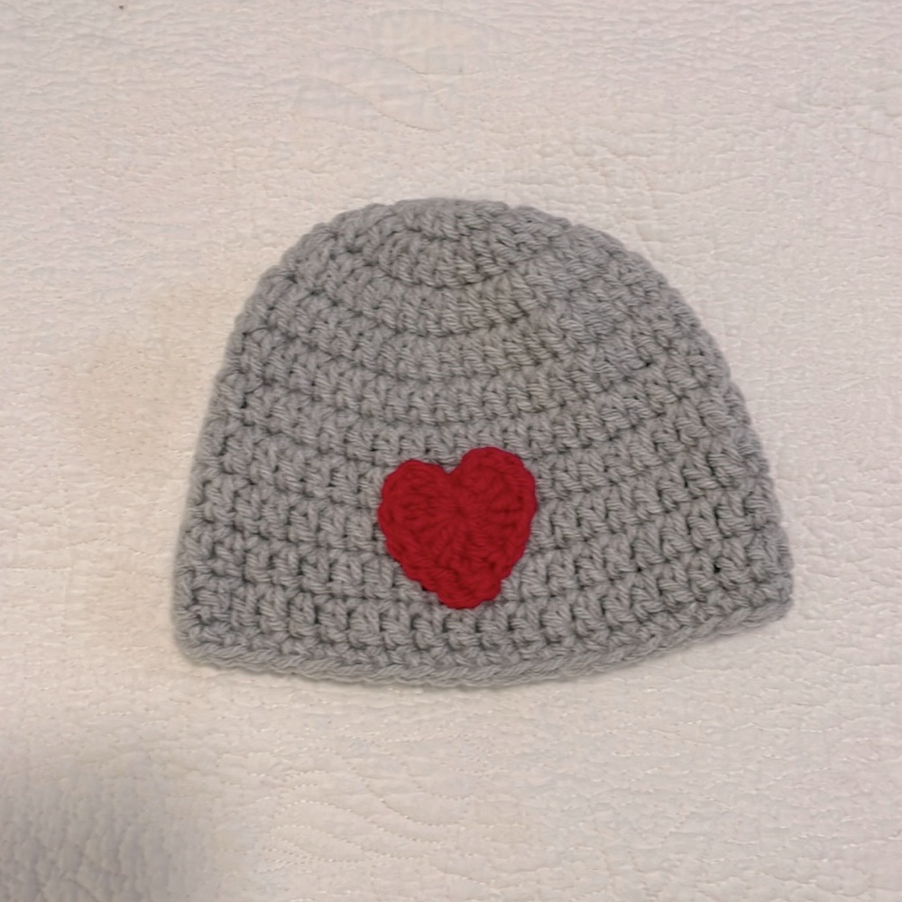 EUC Hand-knkt Valentine’s Day grey beanie with red heart